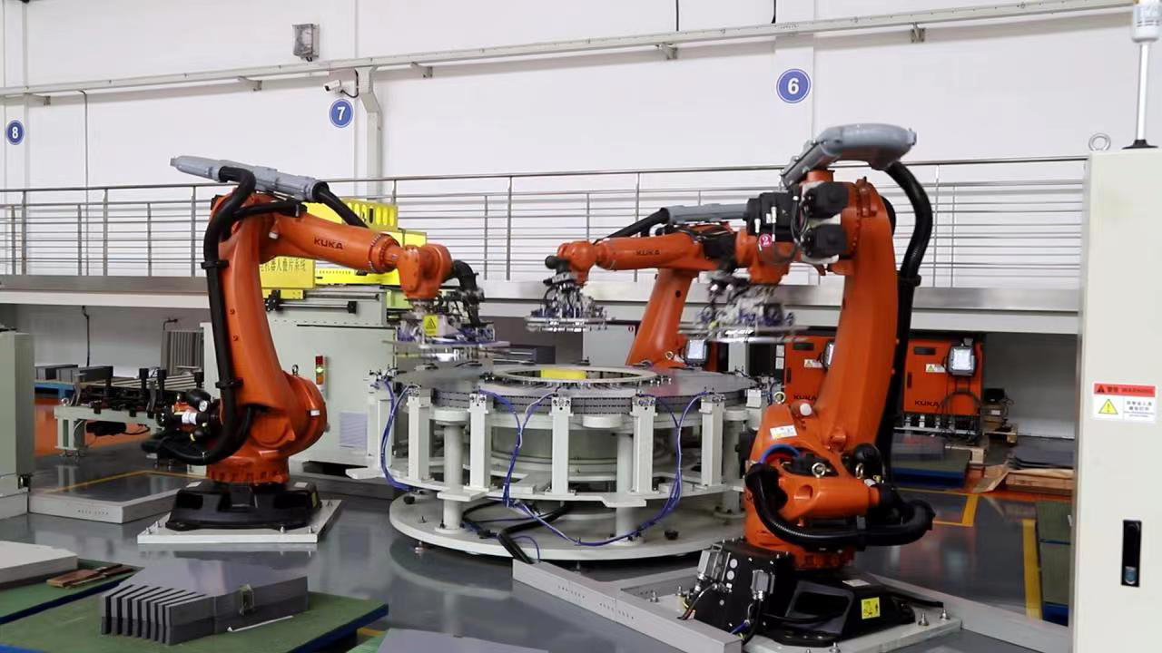 东方电机定子冲片无人车间里,机械臂正在叠放定子冲片. 王攀 摄