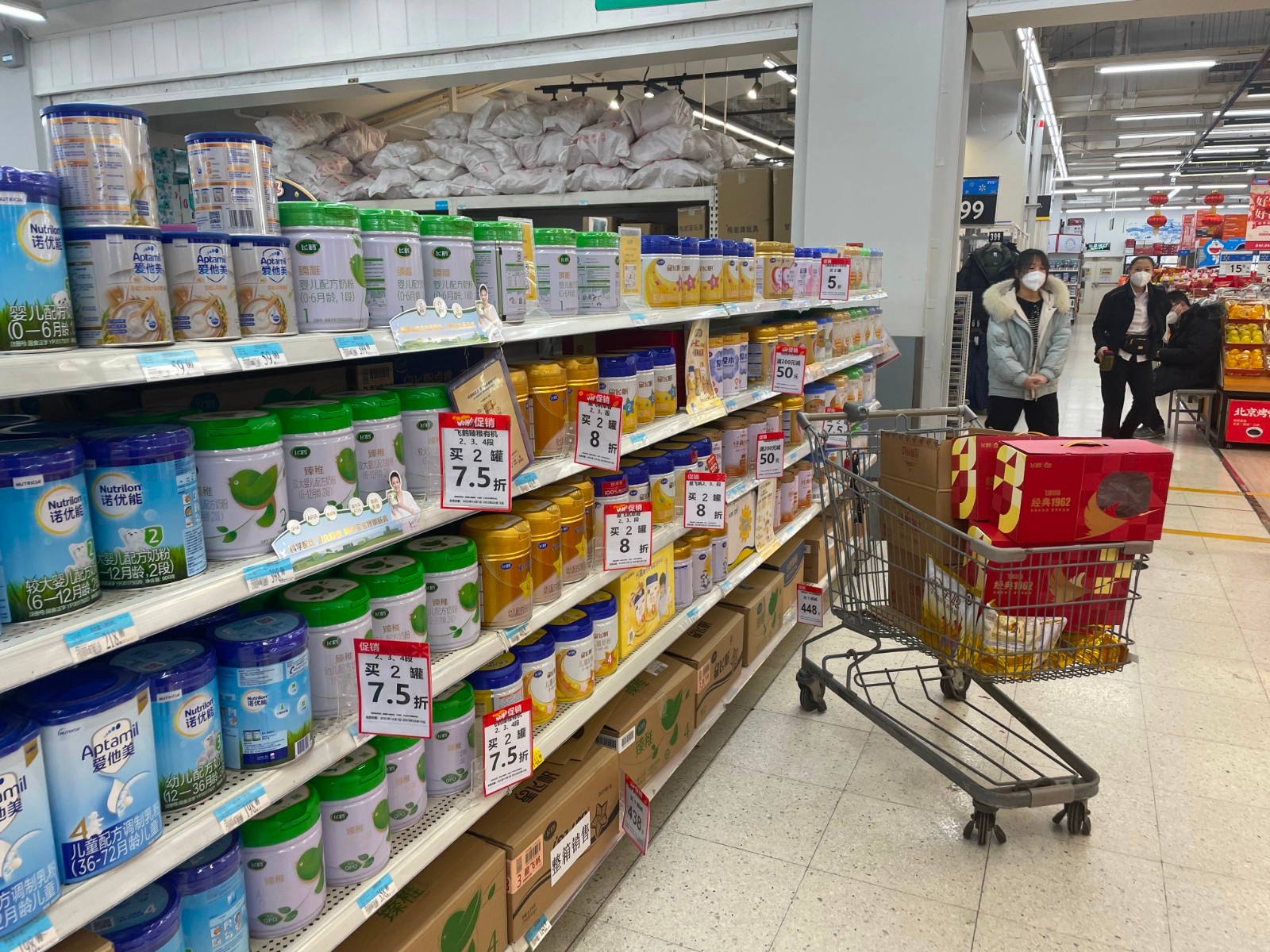 北京市西城区某沃尔玛超市元旦假期的婴幼儿奶粉促销活动.