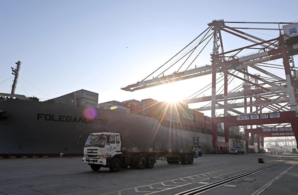 1月1日,卡车在天津港联盟国际集装箱码头运输集装箱.