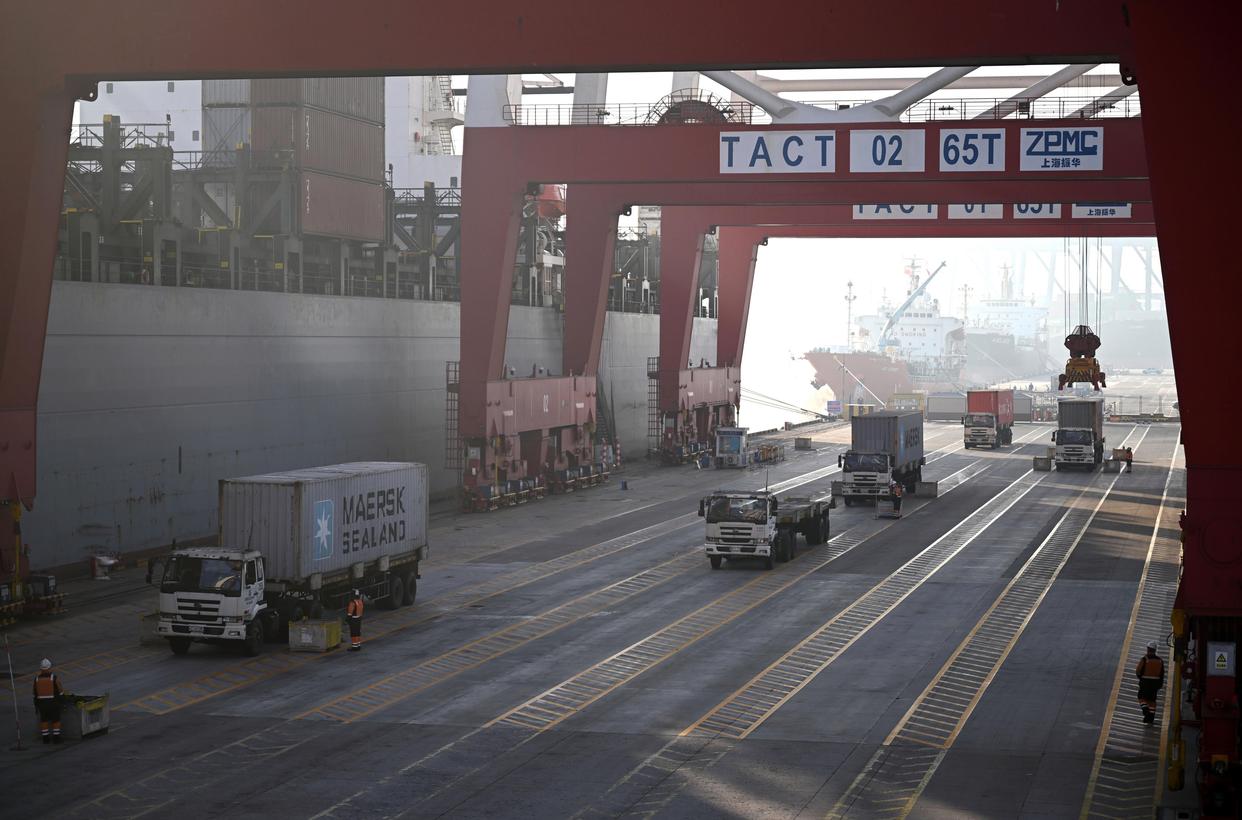 1月1日,卡车在天津港联盟国际集装箱码头运输集装箱.