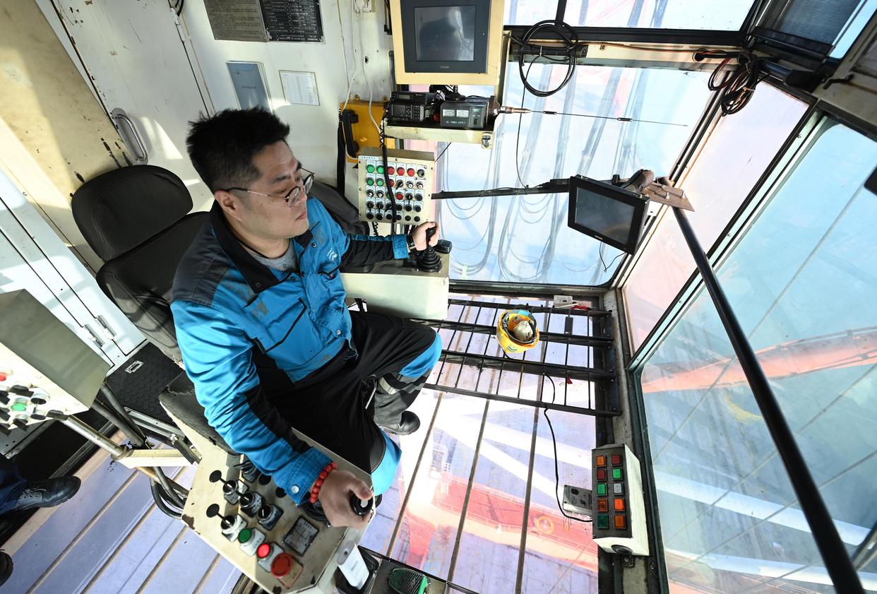 1月1日,岸桥司机在天津港联盟国际集装箱码头进行装卸作业.