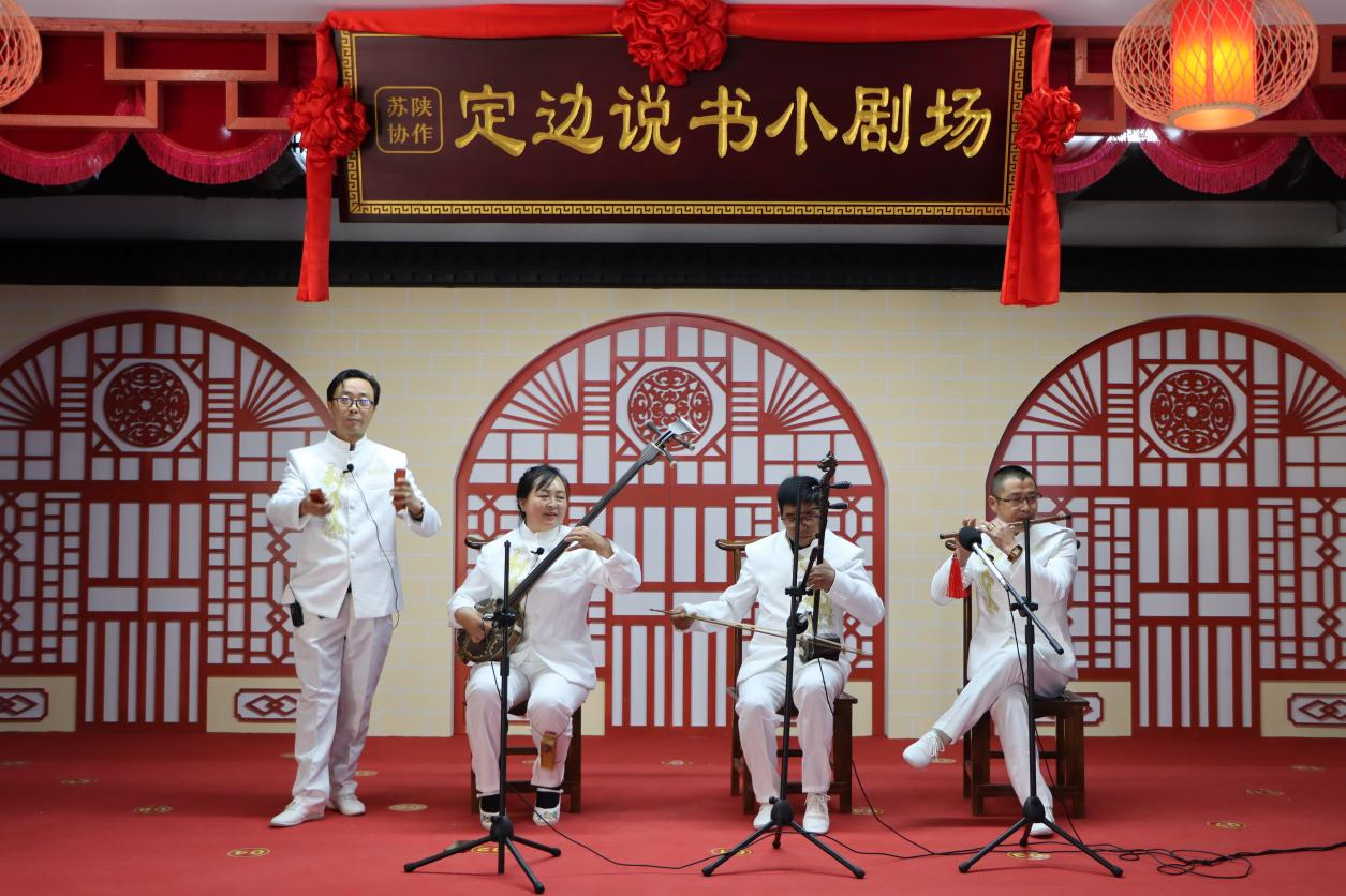 (说书小剧场丰富了搬迁群众的生活 卢云云摄)