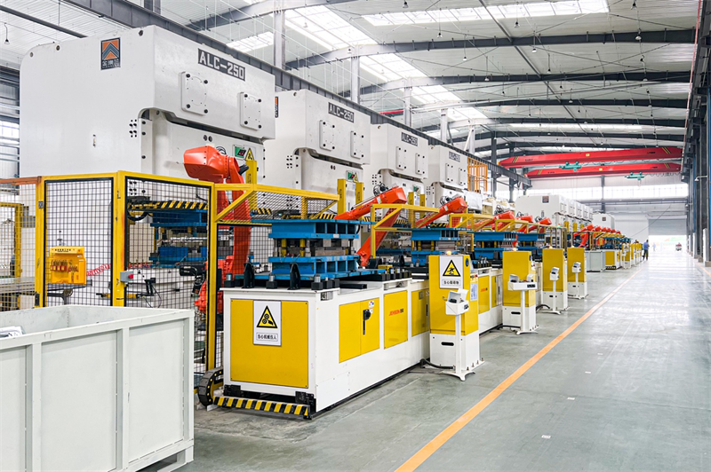 邯郸美的厨电工业园钣金智能化生产线.通迅员苗原摄