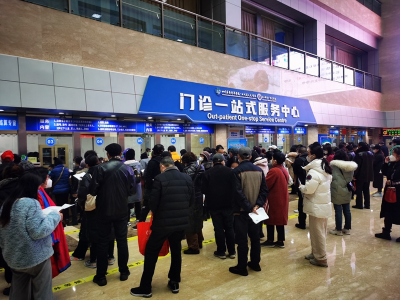 四川省人民医院的门诊一站式服务中心,不少群众在排队等候