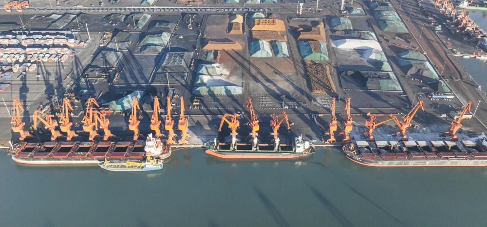 1月3日,轮船停泊在河北唐山港京唐港区煤炭码头进行装船作业(无人机