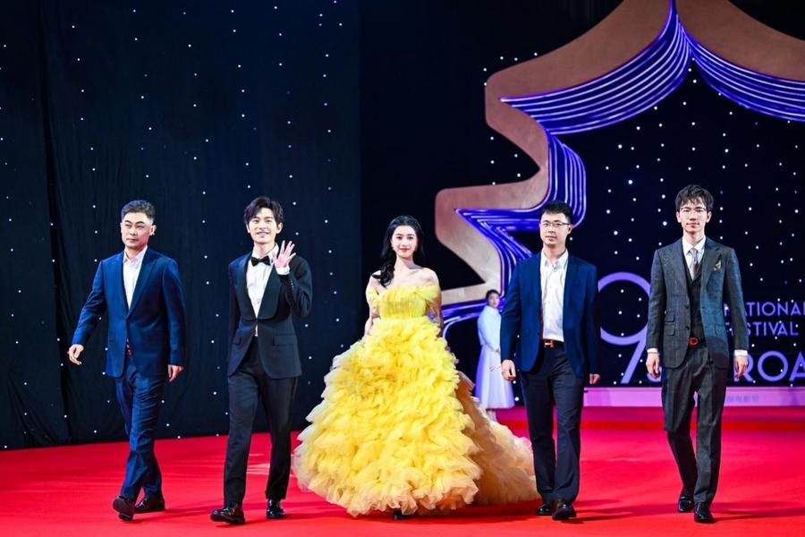 　　电影《青春几回合》剧组亮相第九届丝绸之路国际电影节开幕式红毯