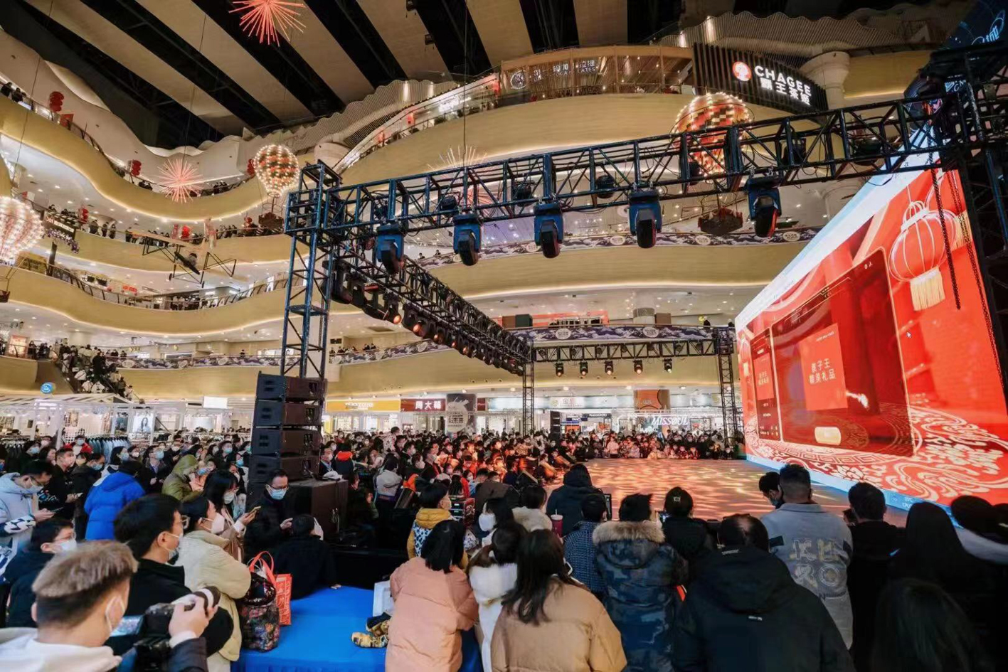 商场人气旺.明娟 摄