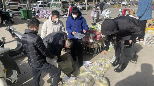 　　郑州市二七区祥云路爱心蔬菜领取现场