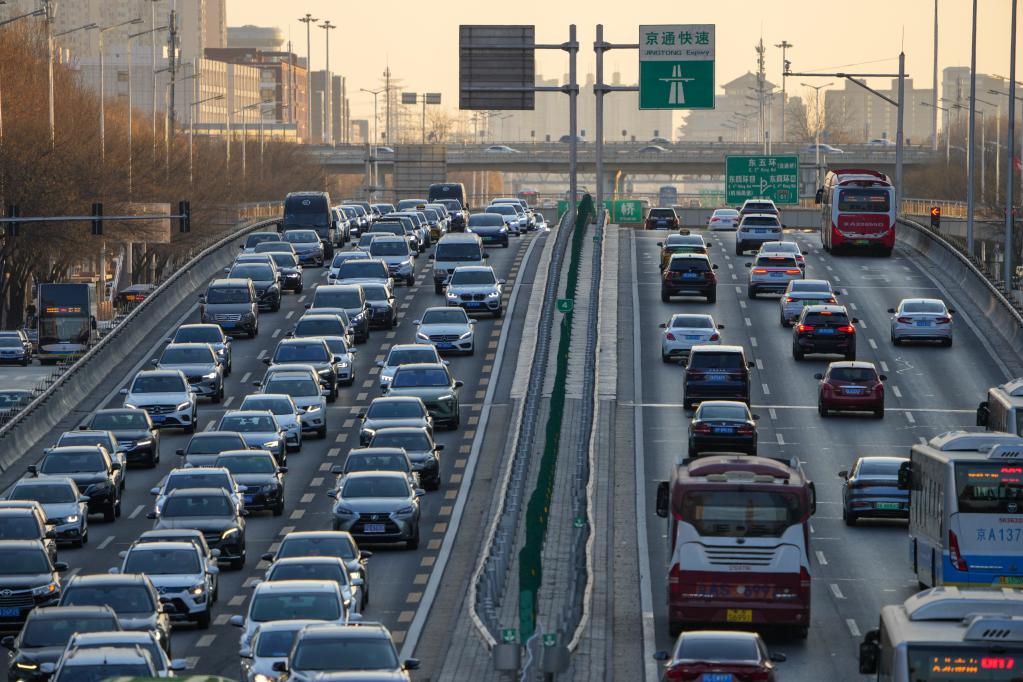 1月3日早高峰时段,在北京市朝阳区建国路拍摄的早高峰车流.