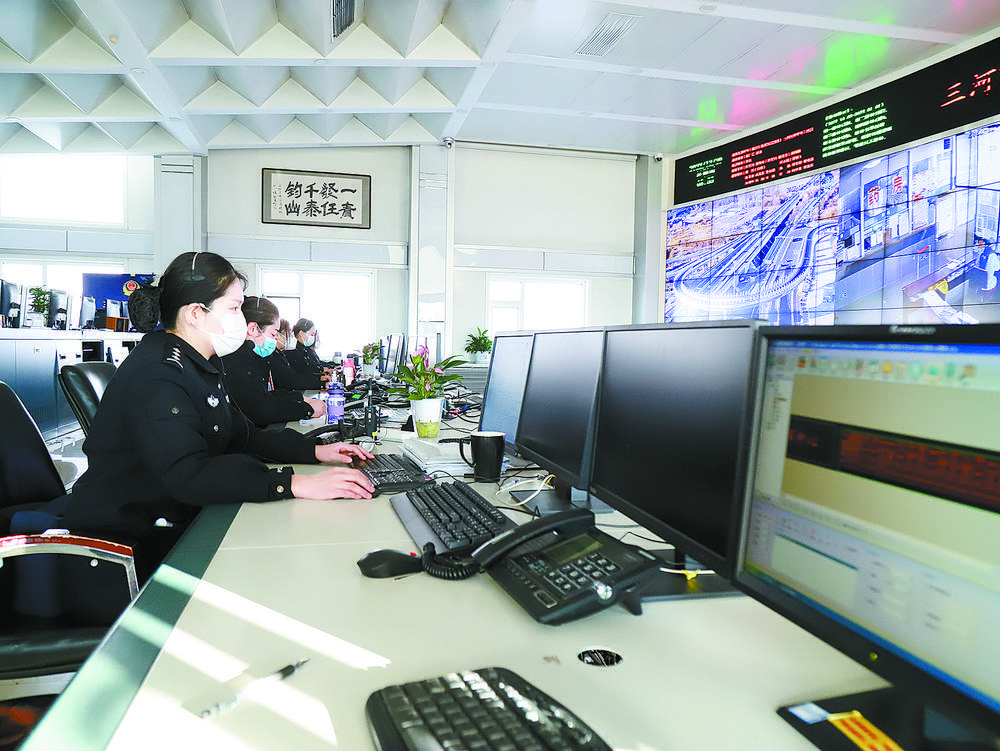 图为三河市公安局指挥中心110接警台.本报记者 王洋洋 摄