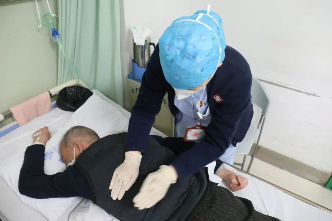 武汉市第一医院呼吸与危重症医学科呼吸三病区护士长贺英为患者示范俯卧位通气。张馨予 摄