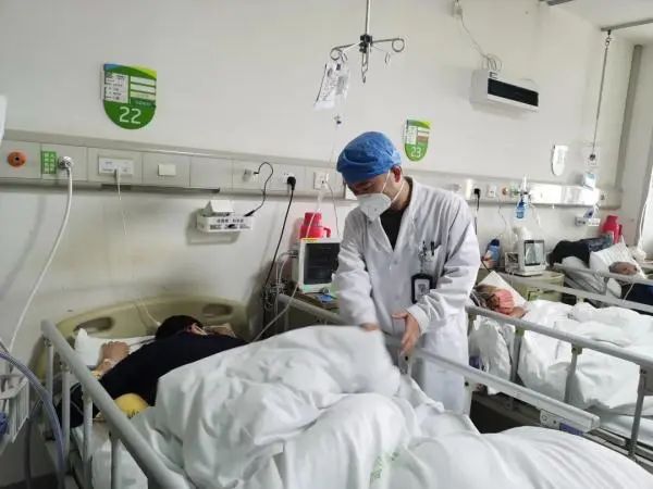 一患者正在接受清醒俯卧位通气治疗。