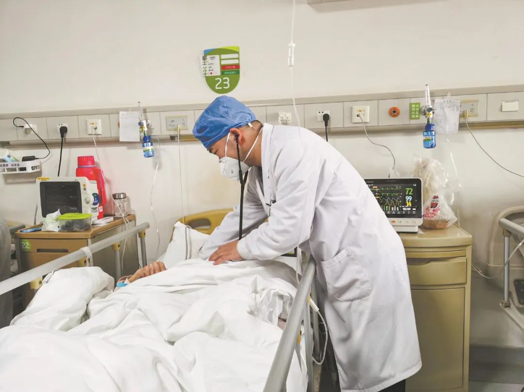 医生正在为刘奶奶检查 通讯员供图