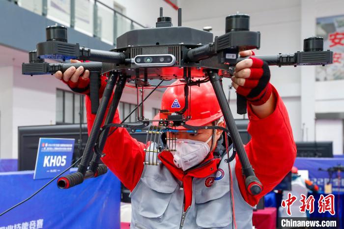 参赛选手在飞行器人工智能技术应用比赛中.施亚磊 摄