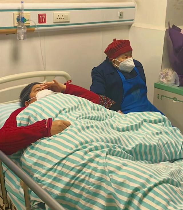 百岁老人在病房照顾60岁感染女儿,孙女:奶奶坚持去医院,现场很温馨