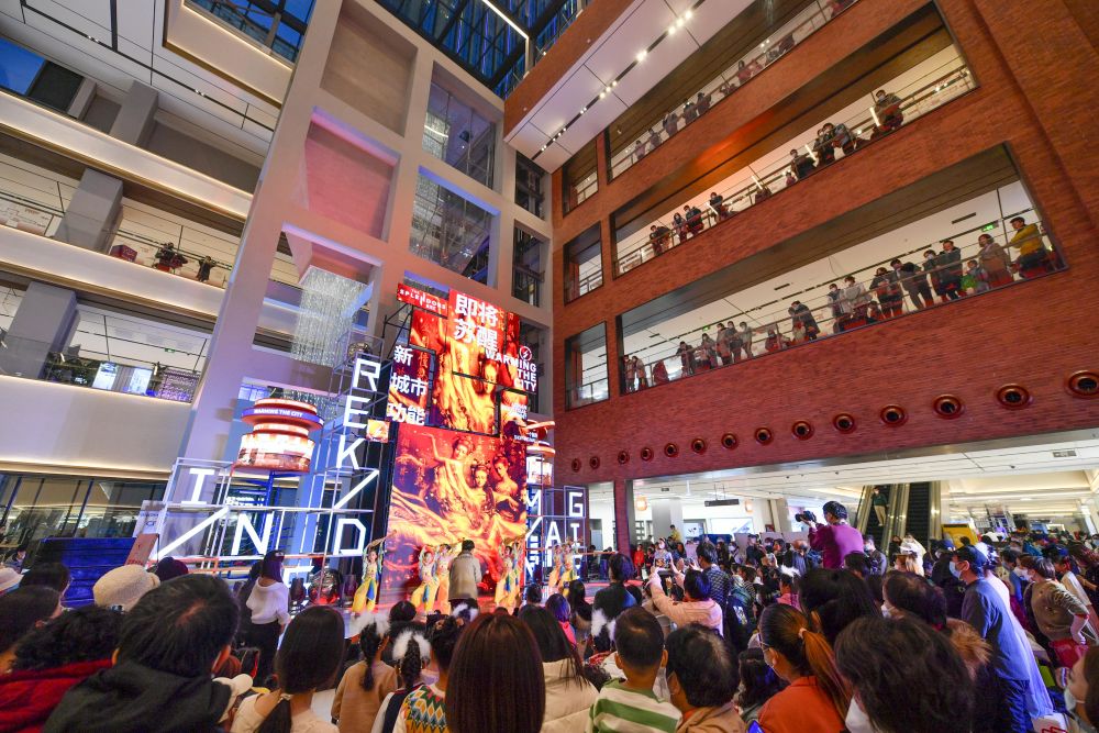 1月1日,市民在天津金茂汇商场内观看演出.新华社记者 孙凡越 摄