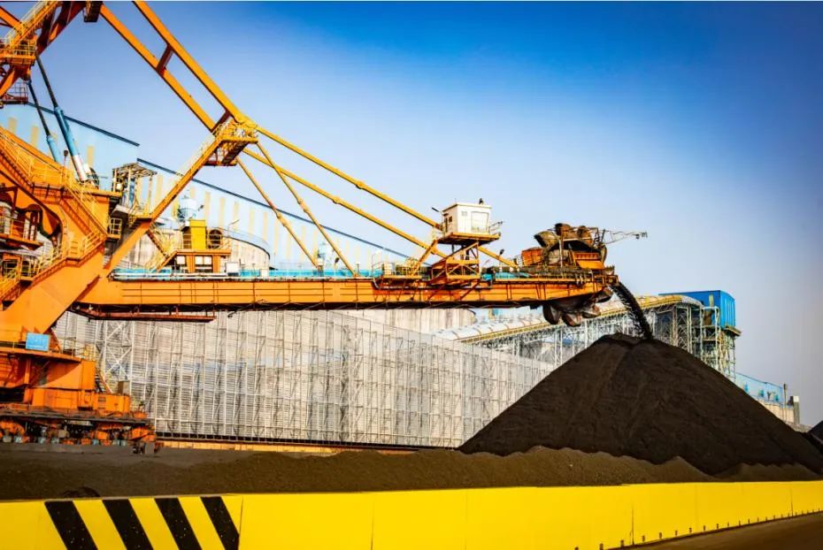 图为国家能源集团黄骅港务生产二部堆取料机正在进行堆料作业