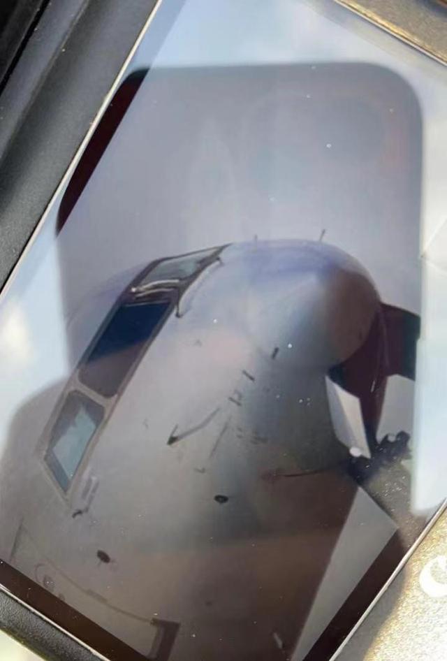 ↑网传该飞机风挡玻璃破裂图片