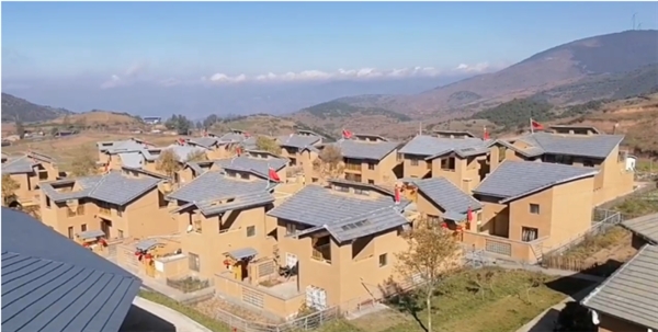 　　▲图为中信环境技术捐建昭觉县碗厂乡大石板村燕麦地安置点,一幢幢崭新的楼房整齐排列。