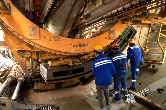 工人们进行管片拼装.华龙网-新重庆客户端记者 尹建红 摄