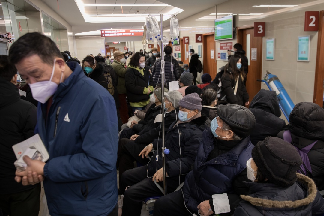 2023年1月3日，上海市华山医院急诊大厅内挤满了输液的患者，走廊两侧也躺满了病人。（图|视觉中国）