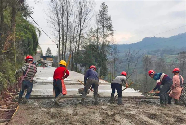 　　▲图为美姑县“公路通畅工程”铺路现场。