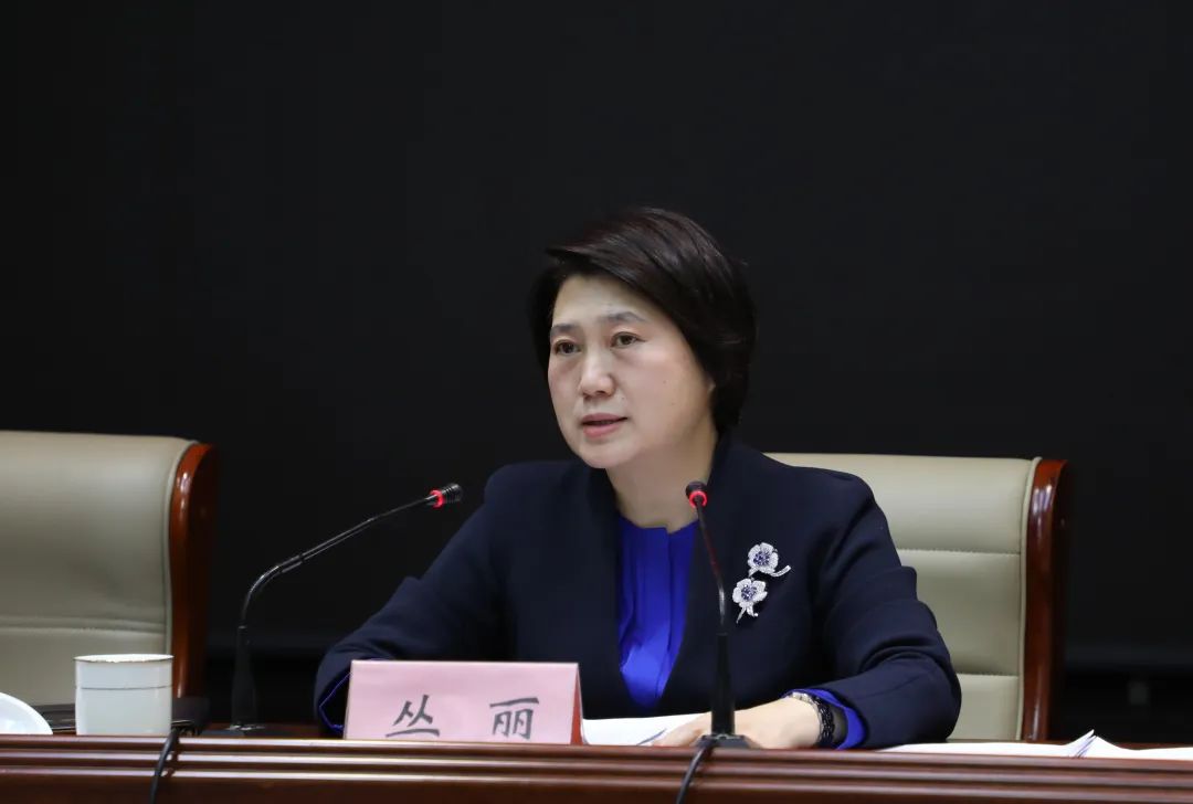 5日上午,市委副书记,市长丛丽主持召开市疫情防控指挥部视频调度会