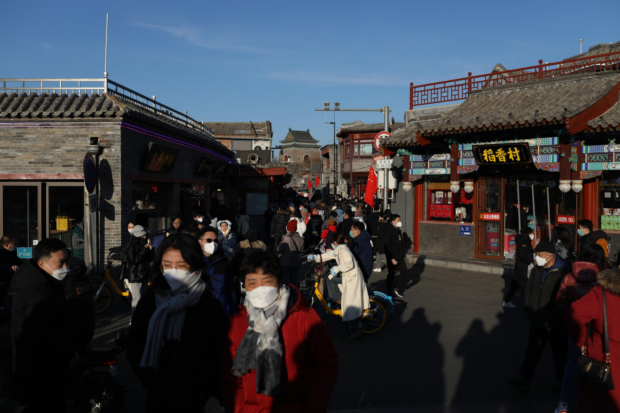 ▲2023年1月2日，元旦假期最后一天，北京什刹海景区游人如织，商店生意火爆。新京报记者 浦峰 摄