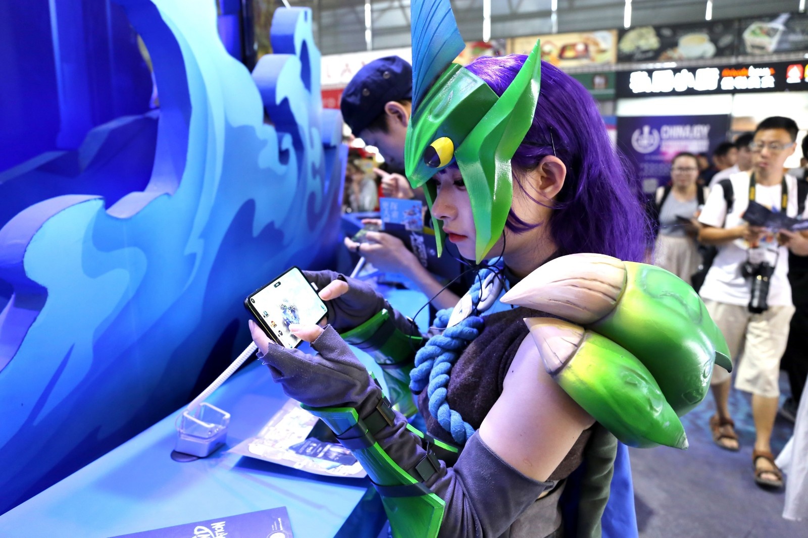 在chinajoy第十七届中国国际数码互动娱乐展览会上,cosplay模特在体验