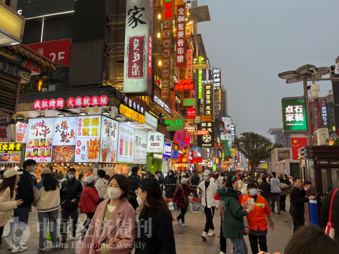 长沙黄兴路步行街人潮涌动 《中国经济周刊》记者 李永华 |&nbsp;摄