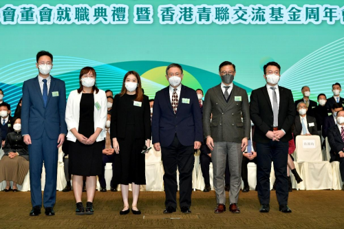 　　政务司副司长卓永兴先生及律政司副司长张国钧为香港青联学生交流网络理事会监誓