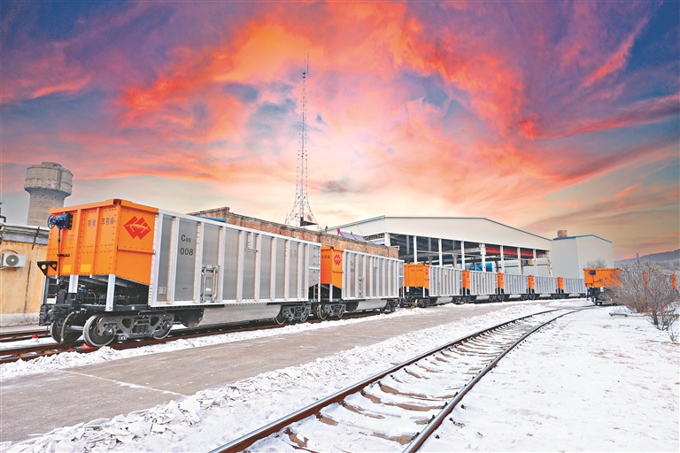 生产完成的c80型敞车在厂区整备发运. 张云淞 本报记者 孙昊摄