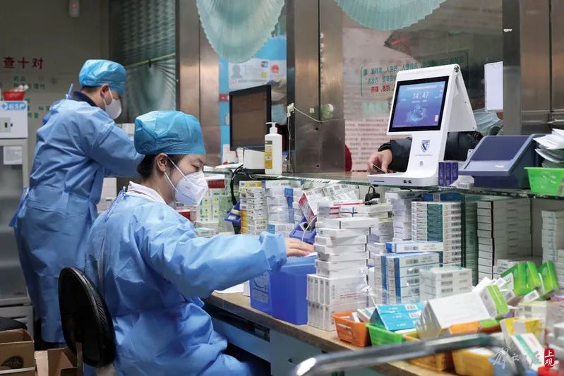 药剂师将常用药备在随手可取的地方,加快配药流程.