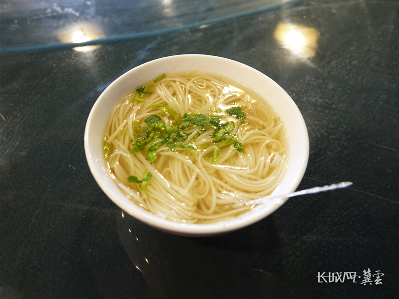 藁城宫面营养丰富,具有条细心空,耐煮不糟的特点.