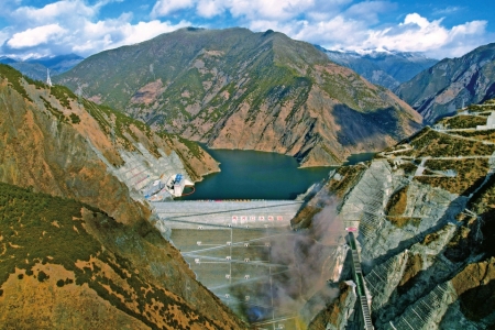 2022年12月29日拍摄的雅砻江两河口水电站水库(无人机照片).