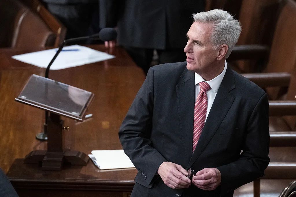 当地时间2023年1月5日，美国华盛顿特区，众议院共和党领袖凯文·麦卡锡在国会大厦第7次失败的议长选举后站在众议院会议厅里。图/视觉中国