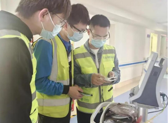 （湖北移动工作人员在医院调试设备）