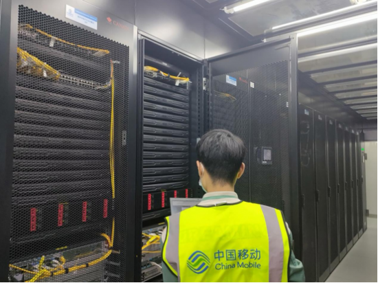（湖北移动技术人员在地市区域医疗一体化平台数据中心巡检）