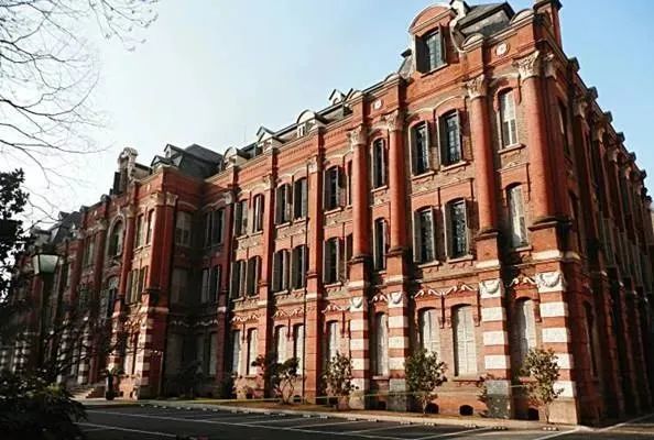 图片说明:左起依次为徐家汇藏书楼,徐汇中学,圣母院旧址