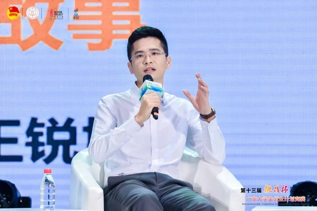 　　王锐旭在第十三届“挑战杯”决赛开幕上分享创业经验