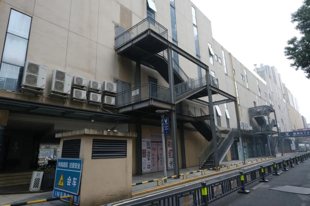 2022年4月21日，李宜雪在商场的室外楼梯“散心”，随后被丁公路派出所带到江西省精神病院。拍摄：张馨予