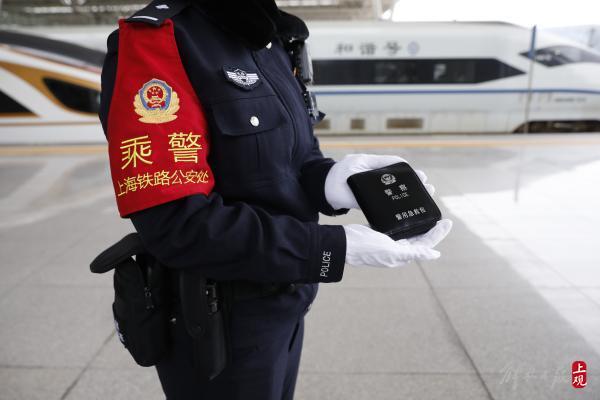 英姿飒爽半边天:上海铁路警察"00后"女警服务春运
