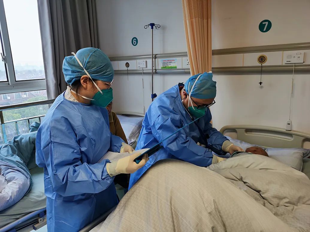 九亭镇社区卫生服务中心,医生在病房查房.