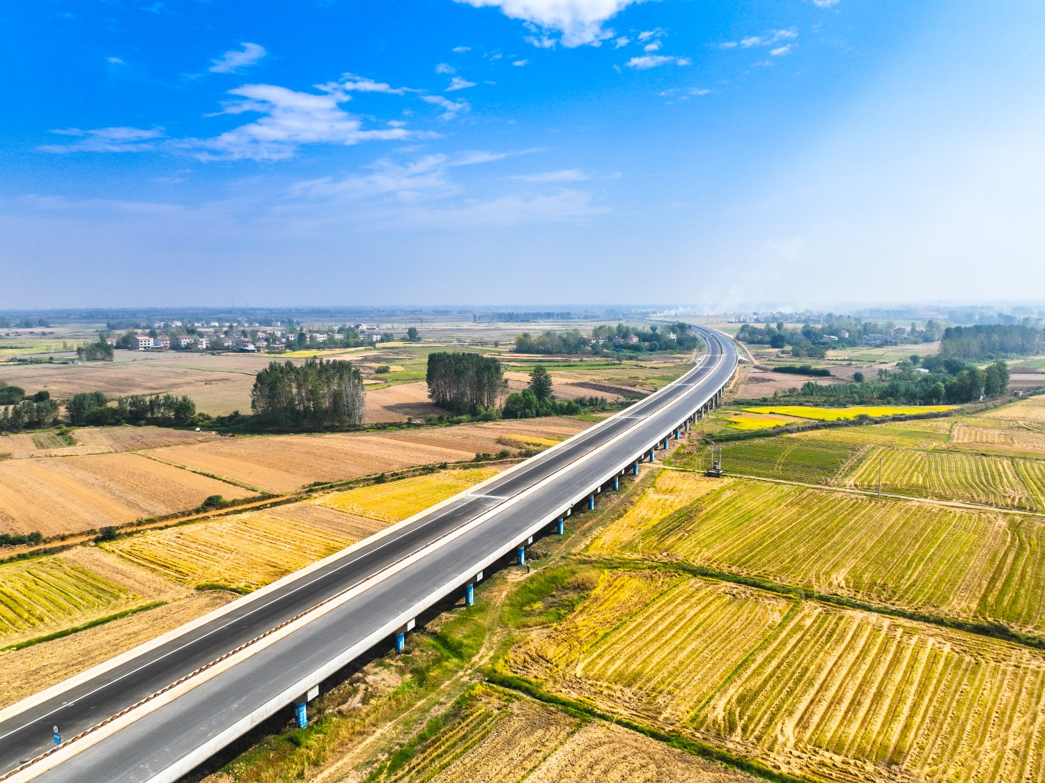 (襄阳绕城高速公路南段航拍图.卢家国摄)
