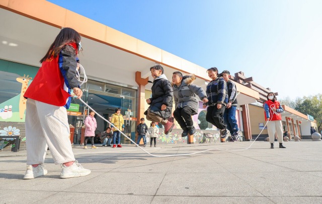 孩子们在跳长绳.通讯员 王树成 摄