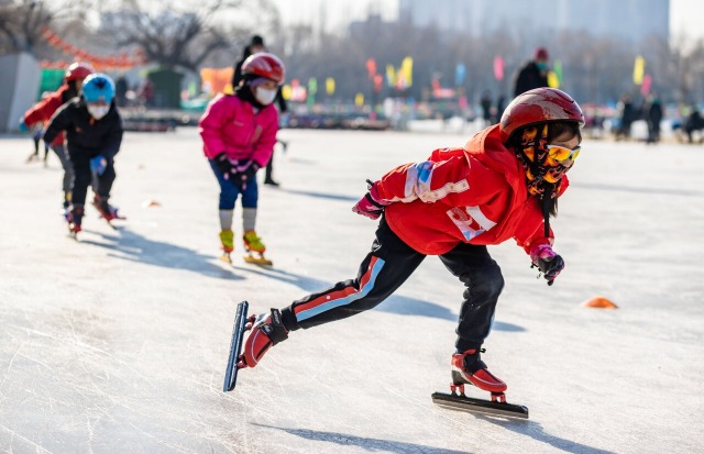 小朋友在冰雪场滑冰健身.通讯员 丁根厚 摄
