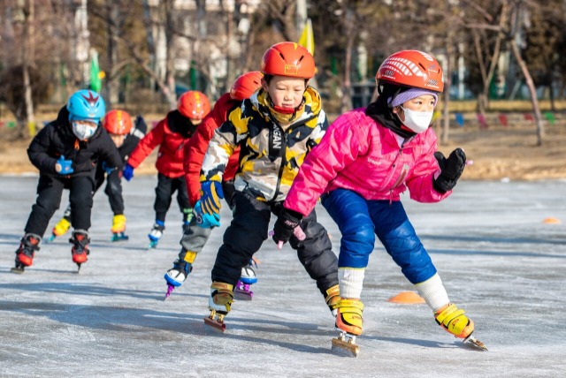 小朋友在冰雪场滑冰健身.通讯员 丁根厚 摄