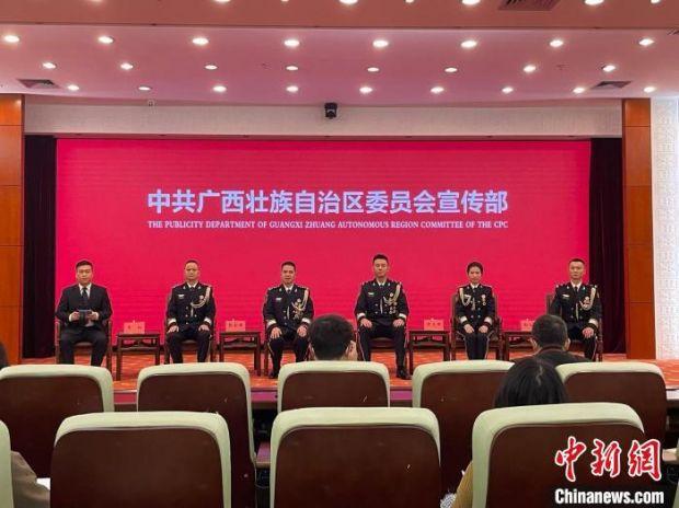 广西公安英模讲述奋斗经历 警花戍边十年守好祖国“南大门”_手机新浪网