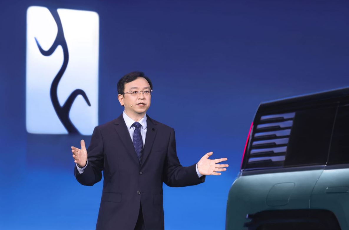 比亚迪汽车董事长王传福介绍"易四方"技术. 仰望品牌供图 华龙网发