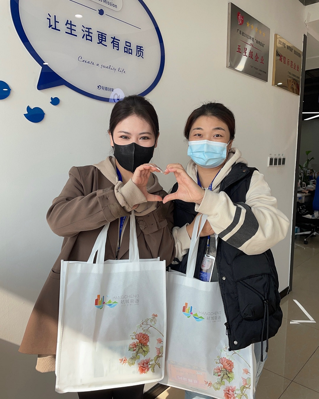 　　图为轻喜到家企业代表接收航城街道办爱心抗疫药品